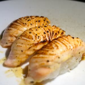 Seared Garlic Salmon Nigiri (4 pcs)
